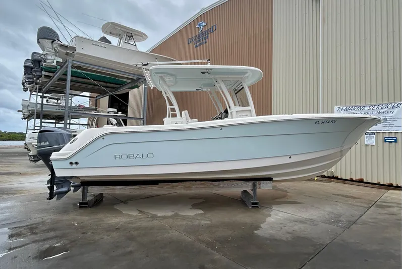 302-176 Brokerage Anthony Yacht Photos Pics 2018 Robalo R302 Center Console boat on display at marina.