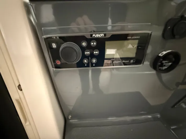 Gonzo Yacht Photos Pics Fusion MS-UD650 control on Tiara Yachts 42 Open 2004.