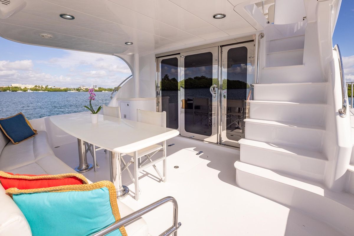 2009 Hatteras 64 