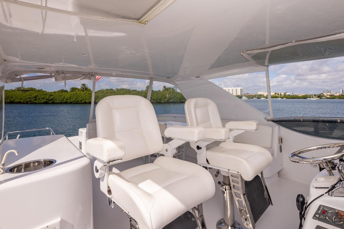 2009 Hatteras 64 