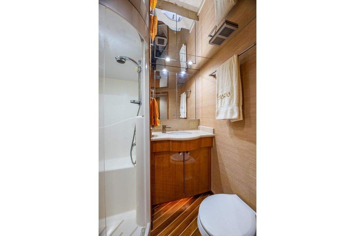 2009 Hatteras 64 