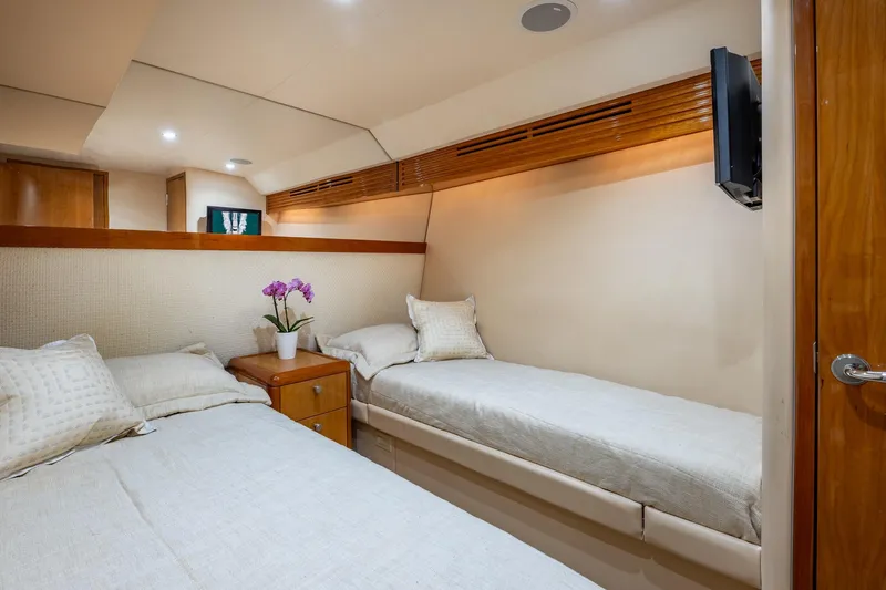 Starka Yacht Photos Pics Luxurious twin cabin in 2009 Hatteras 64 Motor Yacht with elegant decor and cozy bedding.