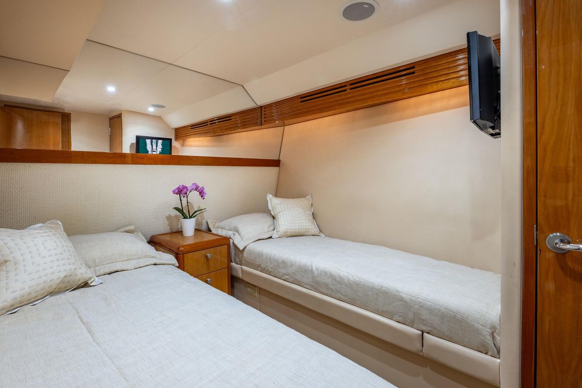 2009 Hatteras 64 