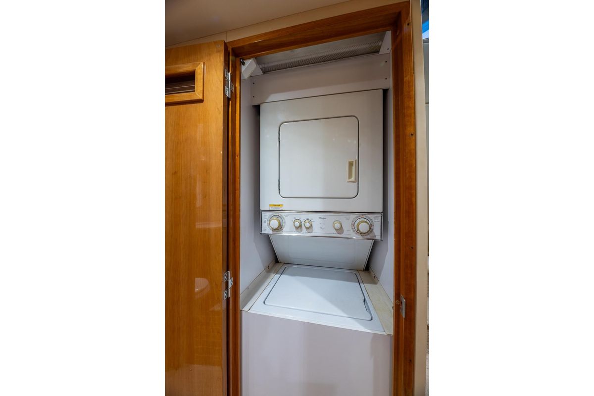 2009 Hatteras 64 