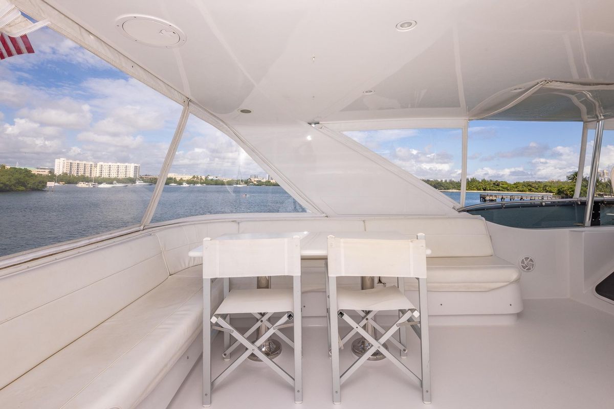 2009 Hatteras 64 
