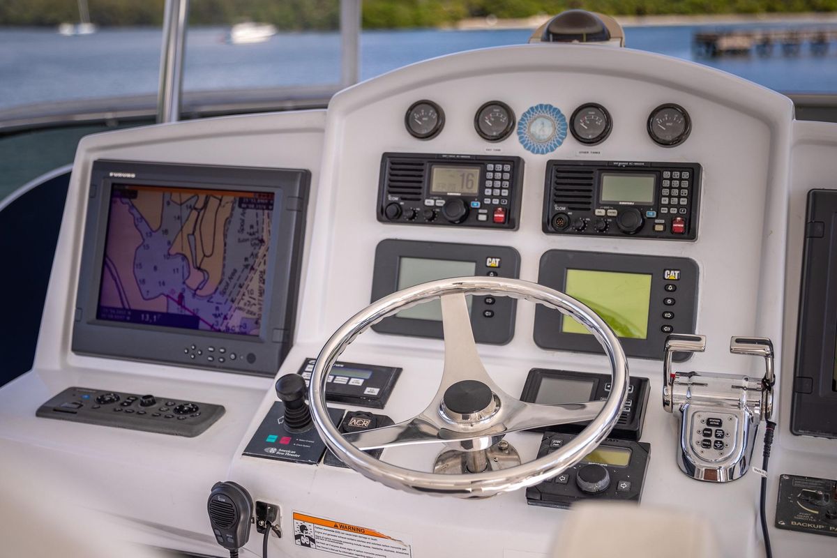 2009 Hatteras 64 