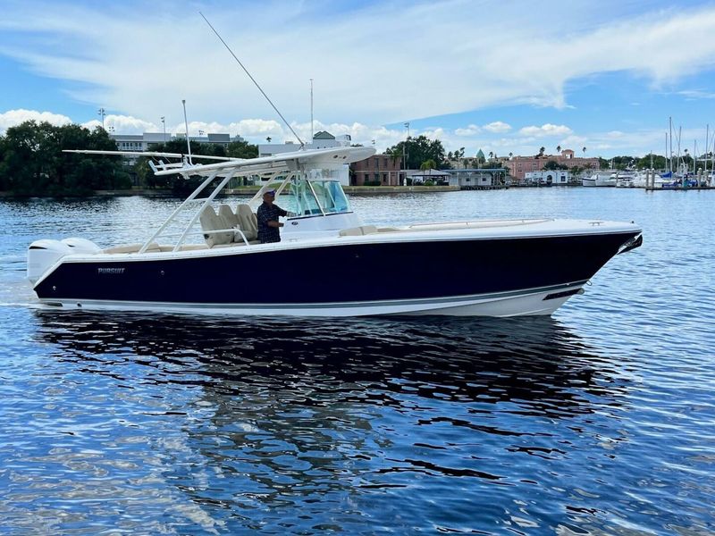 2016 Pursuit 31 Center Console