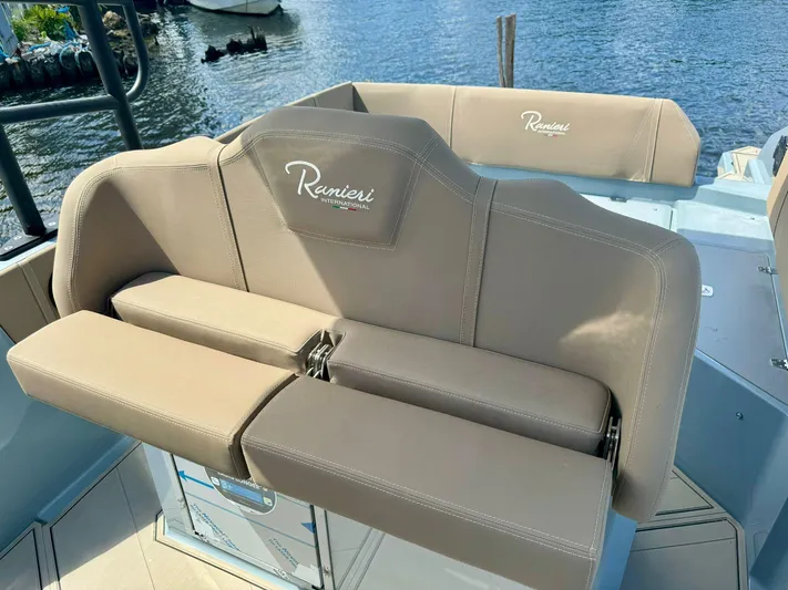  Yacht Photos Pics Ranieri CAYMAN 28 EXECUTIVE 2025 boat with beige seating, docked by the water.