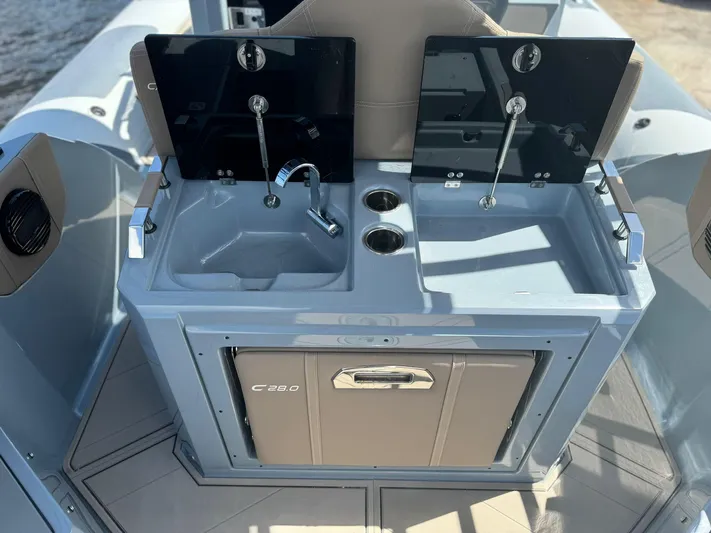  Yacht Photos Pics Dual sink setup on the 2025 Ranieri CAYMAN 28 EXECUTIVE boat.