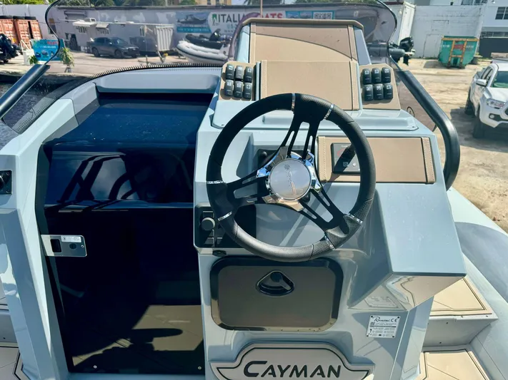  Yacht Photos Pics Steering console of the 2025 Ranieri CAYMAN 28 EXECUTIVE boat.