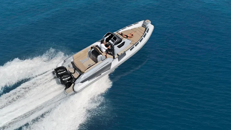 Yacht Photos Pics 2025 Ranieri CAYMAN 28 EXECUTIVE speedboat cruising on open water.