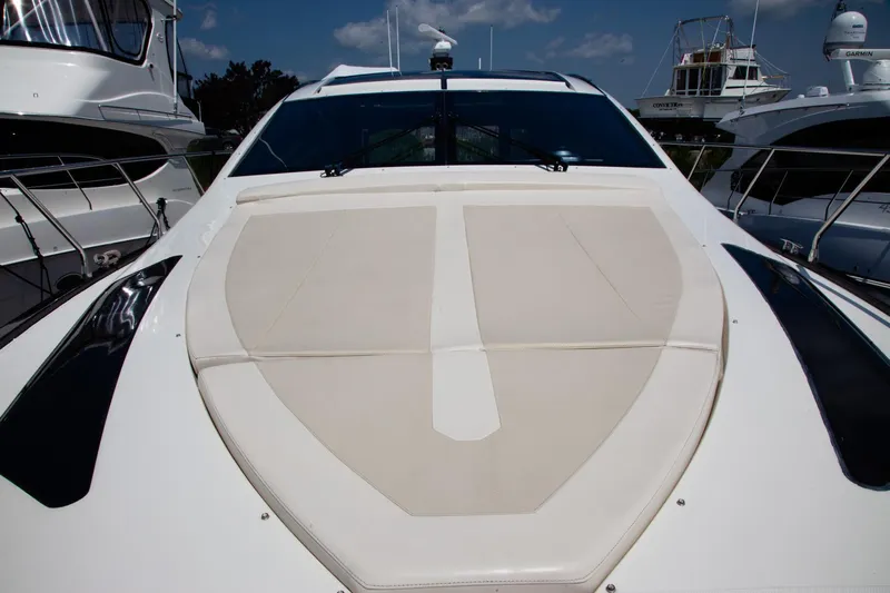  Yacht Photos Pics 2009 Marquis 500 Sport Coupe yacht with sleek design and spacious deck.