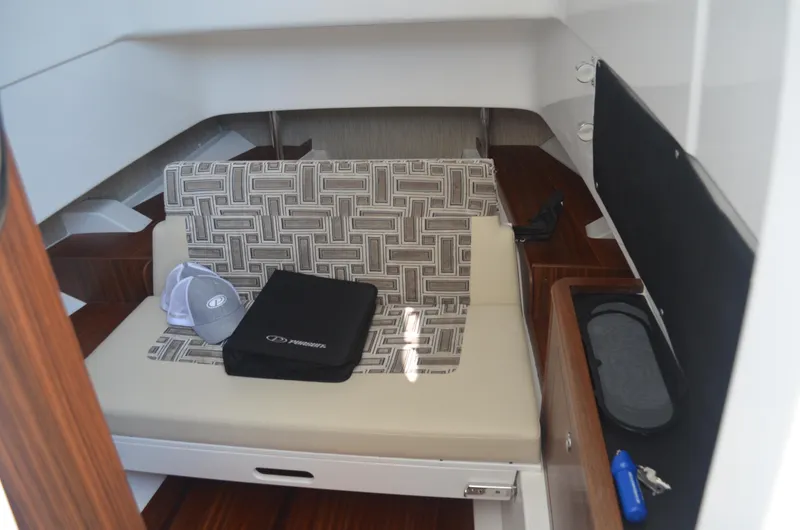 Trade-in Yacht Photos Pics Below seating