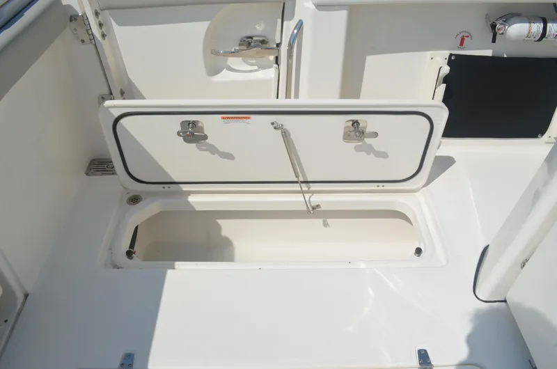 Trade-in Yacht Photos Pics Cockpit storage or fish box