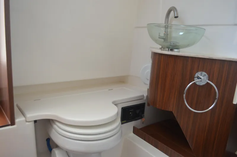 Trade-in Yacht Photos Pics Head and Sink