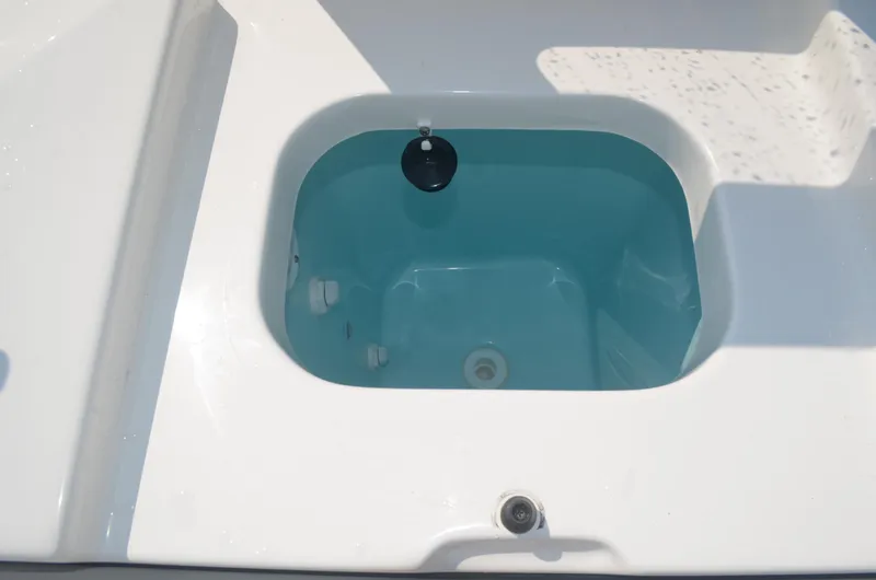 Trade-in Yacht Photos Pics Live well