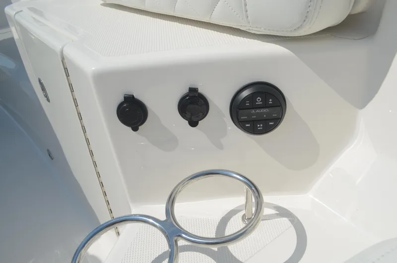 Trade-in Yacht Photos Pics Stereo remote and 12v outles