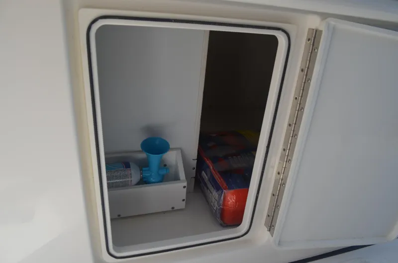 Trade-in Yacht Photos Pics Storage under helm seats