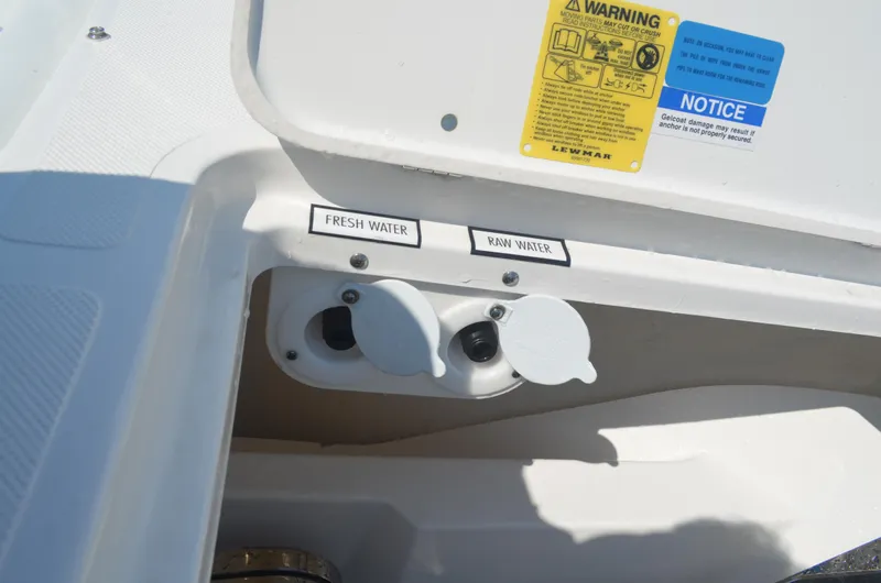 Trade-in Yacht Photos Pics Washdowns on bow