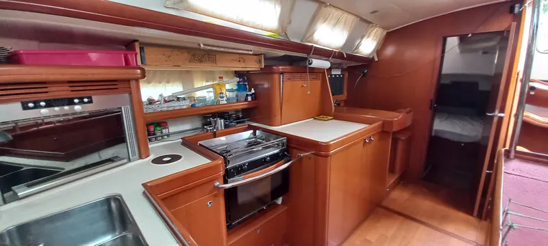 Kaskara Yacht Photos Pics Interior of 2007 Beneteau Oceanis Clipper 523 yacht, featuring a well-equipped kitchen area.