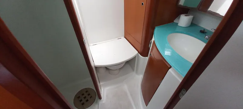 Kaskara Yacht Photos Pics Bathroom of 2007 Beneteau Oceanis Clipper 523 yacht with sink, toilet, and shower.
