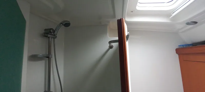 Kaskara Yacht Photos Pics Shower area inside a 2007 Beneteau Oceanis Clipper 523 yacht, featuring a skylight.