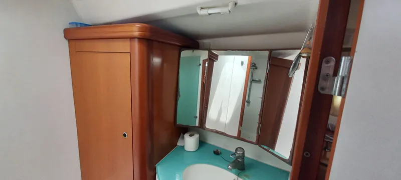Kaskara Yacht Photos Pics Bathroom interior of 2007 Beneteau Oceanis Clipper 523 yacht with mirror and sink.
