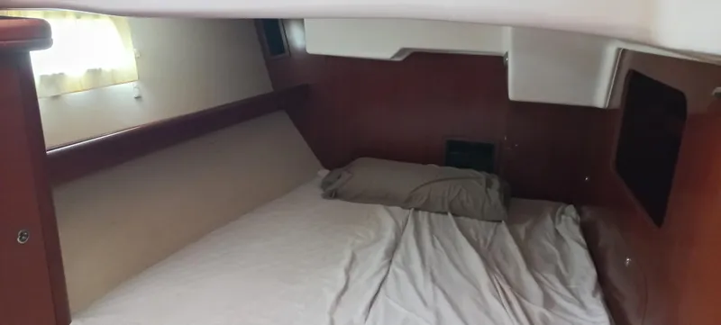 Kaskara Yacht Photos Pics Cozy cabin interior of 2007 Beneteau Oceanis Clipper 523 sailboat.