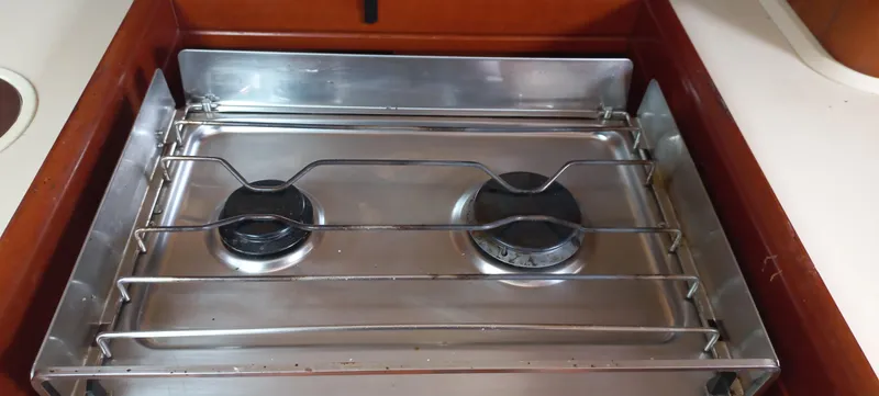 Kaskara Yacht Photos Pics Two-burner stove on 2007 Beneteau Oceanis Clipper 523 yacht kitchen.
