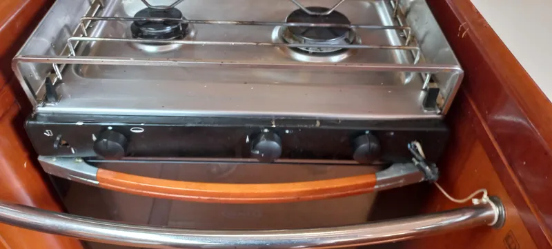 Kaskara Yacht Photos Pics Stove in 2007 Beneteau Oceanis Clipper 523 yacht kitchen, featuring two burners and wooden accents.