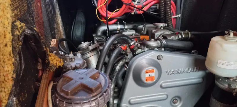 Kaskara Yacht Photos Pics Engine compartment of a 2007 Beneteau Oceanis Clipper 523 sailboat, featuring a Yanmar engine.