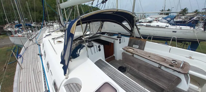 Kaskara Yacht Photos Pics 2007 Beneteau Oceanis Clipper 523 sailboat with spacious deck and cockpit area.