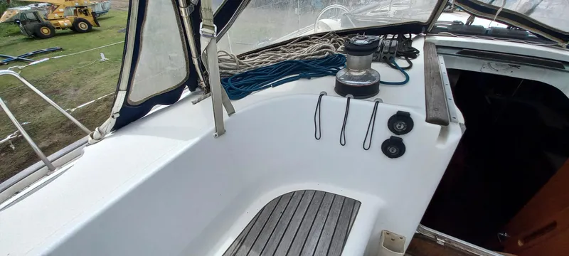 Kaskara Yacht Photos Pics 2007 Beneteau Oceanis Clipper 523 cockpit with winch, ropes, and seating area.