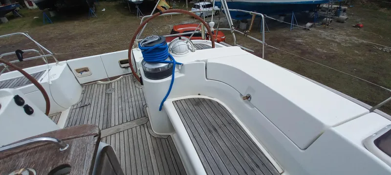 Kaskara Yacht Photos Pics 2007 Beneteau Oceanis Clipper 523 yacht deck with steering wheel and seating area.