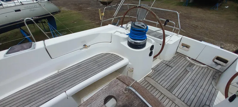 Kaskara Yacht Photos Pics Beneteau Oceanis Clipper 523 cockpit, 2007 model, featuring wooden deck and steering wheel.