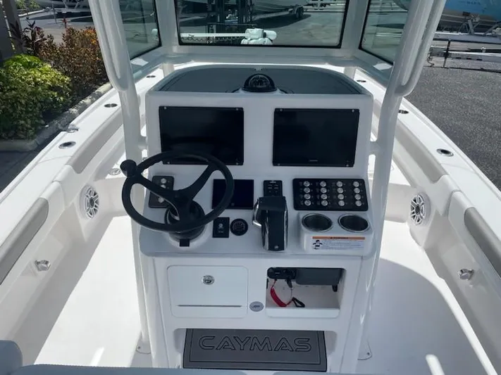  Yacht Photos Pics Helm of Caymas 26 HB boat, model year 2023.
