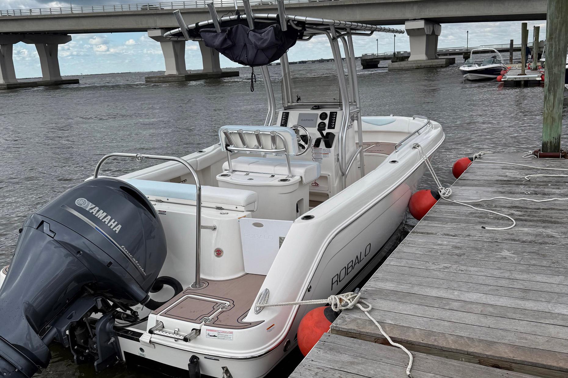 2015 Robalo R222 Center Console