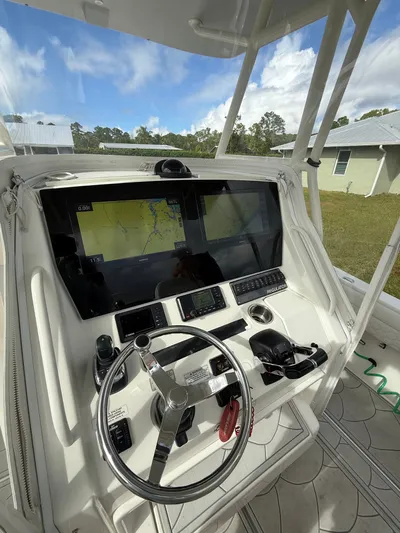 Drillin'n Billin Yacht Photos Pics Helm console of a 2017 Regulator 28 boat.