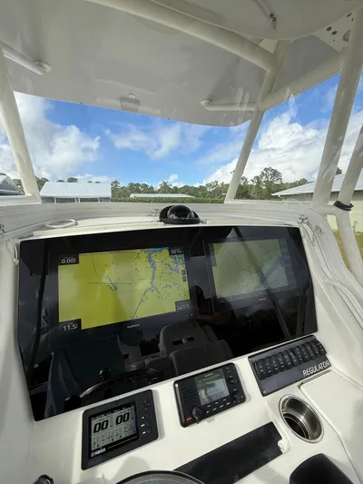 Drillin'n Billin Yacht Photos Pics Regulator 28 boat console with navigation systems, year 2017.