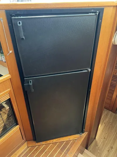 Yacht Z Yacht Photos Pics Black refrigerator on 1998 Riviera 48 Convertible yacht with wooden interior.