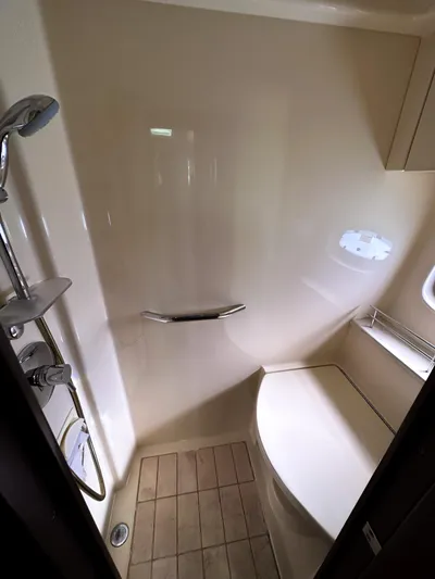 2013 Sea Ray 470 Sundancer @ Cancun Yacht Photos Pics 2013 Sea Ray 470 Sundancer shower area with modern fixtures and seating.