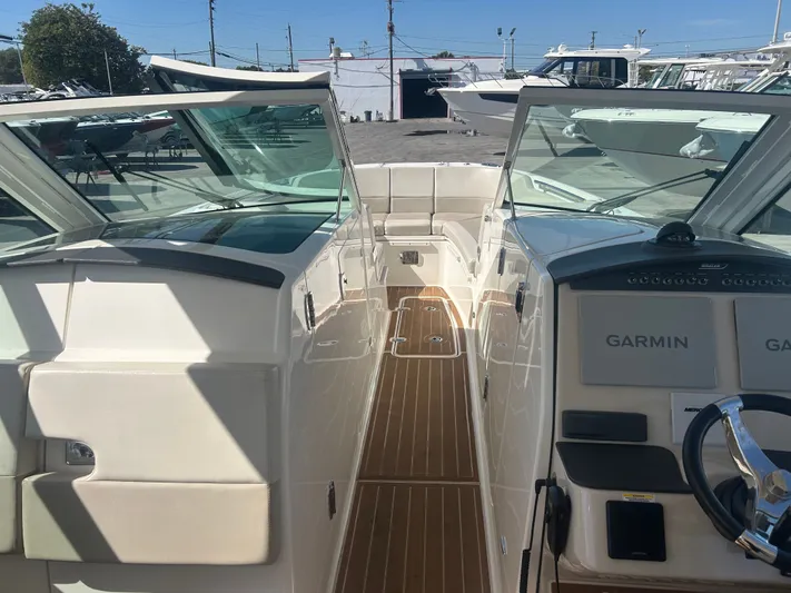 320 Vantage Yacht Photos Pics Interior view of the 2022 Boston Whaler 320 Vantage boat.