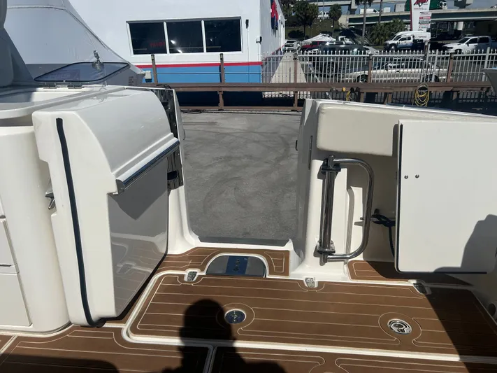 320 Vantage Yacht Photos Pics Boston Whaler 320 Vantage 2022, boat deck and hatch view.