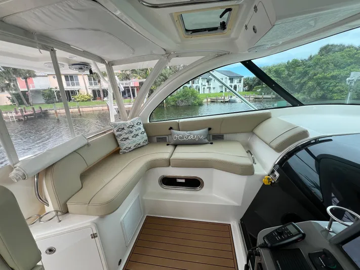 Last Chance Yacht Photos Pics Pursuit 38 LAST CHANCE - Helm Seating