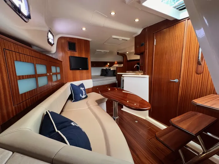 Last Chance Yacht Photos Pics Pursuit 38 LAST CHANCE - Salon Seating