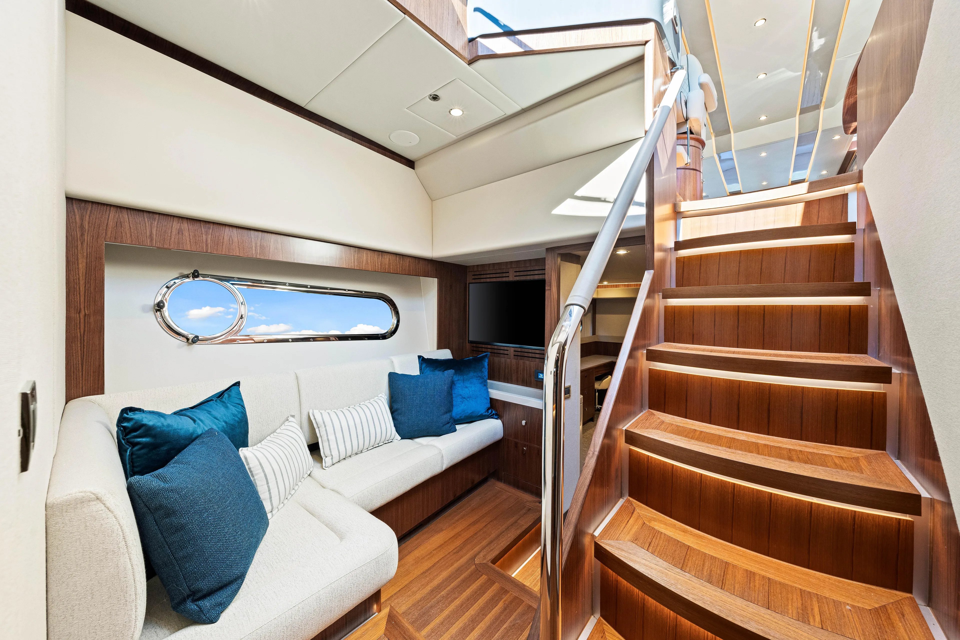Dog House Yacht Photos Pics 
