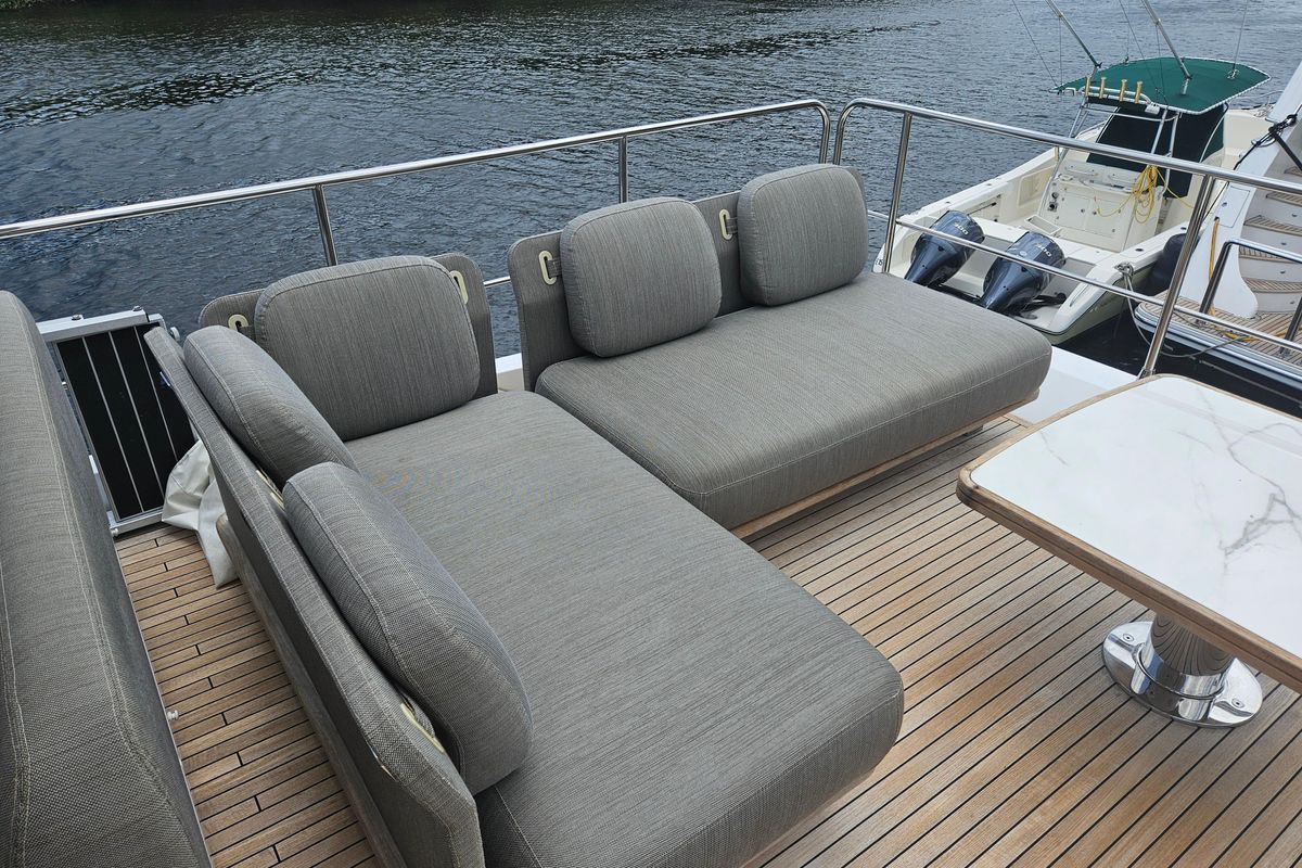 2022 Azimut 66 