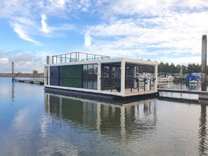 2023 La Mare Houseboat Modern 12