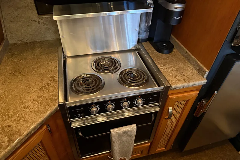 Lady Jake Yacht Photos Pics Electric stove in 1985 Bayliner 4550 Motoryacht kitchen, featuring three burners and oven.