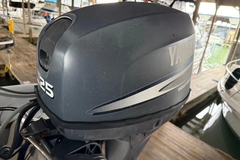 Lady Jake Yacht Photos Pics Yamaha 25 outboard motor on a 1985 Bayliner 4550 Motoryacht in a marina.